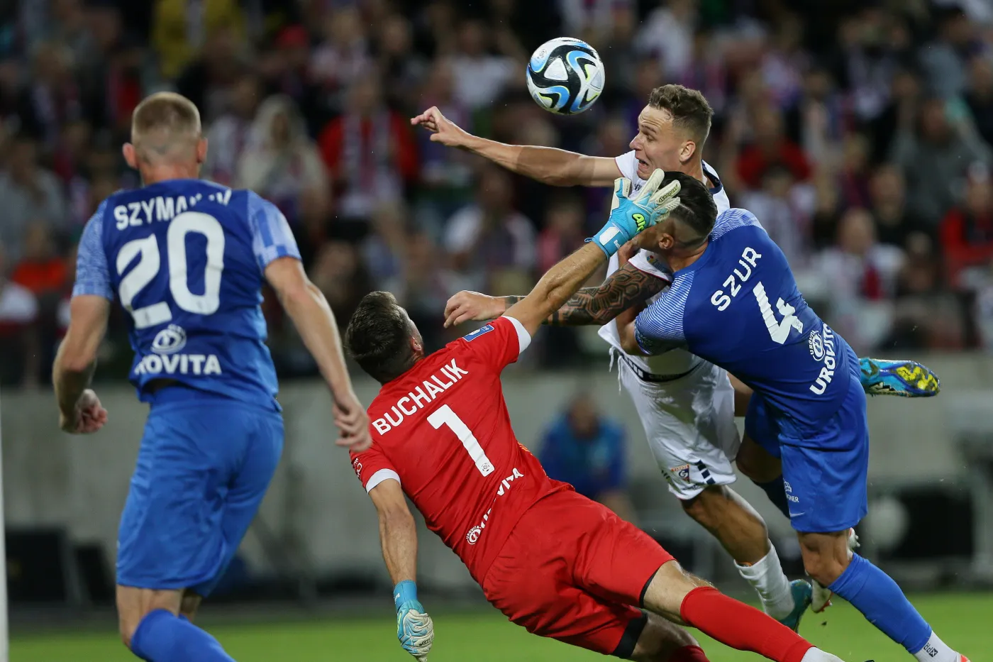 Zawodnik Górnika Zabrze Sebastian Musiolik (P-tył) oraz Szymon Szymański (L), Michał Buchalik (C) i Przemysław Szur (P-przód) z Ruchu Chorzów podczas meczu piłkarskiej Ekstraklasy