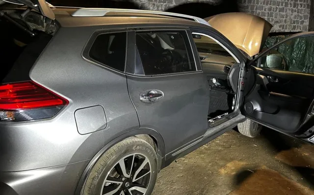 Zatrzymani na gorącym uczynku: byli akurat zajęci rozbieraniem kradzionego auta na części (WIDEO)