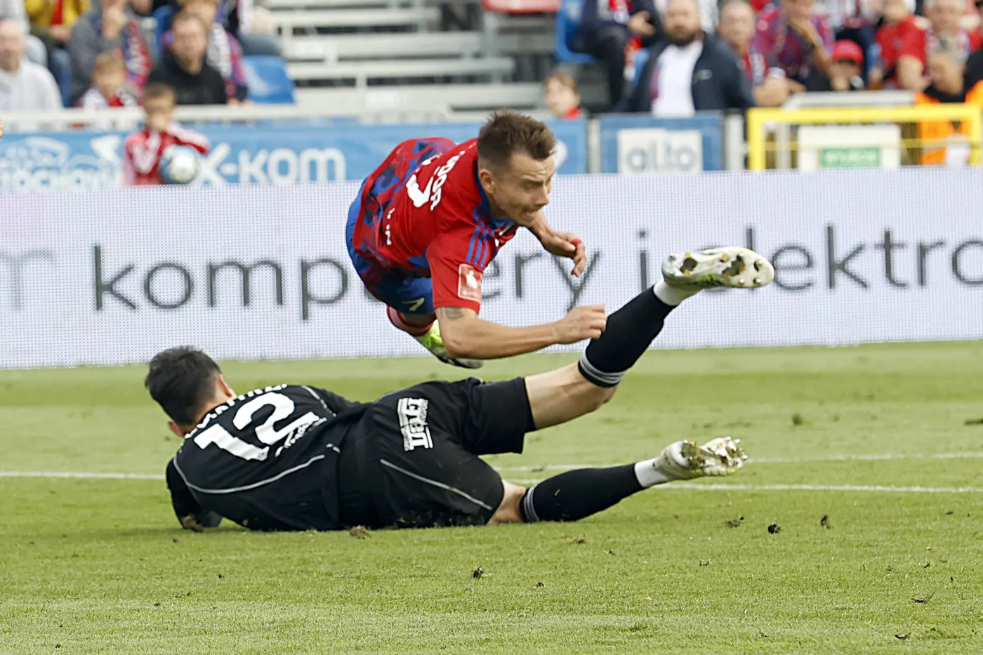 Zawodnik Rakowa Częstochowa Fran Tudor (góra) i Albert Posiadała (dół) z Radomiaka Radom podczas meczu 10. kolejki piłkarskiej Ekstraklasy