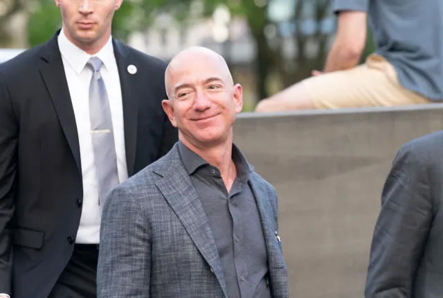 Jeff Bezos przekazał 100 mln dolarów fundacji Baracka Obamy