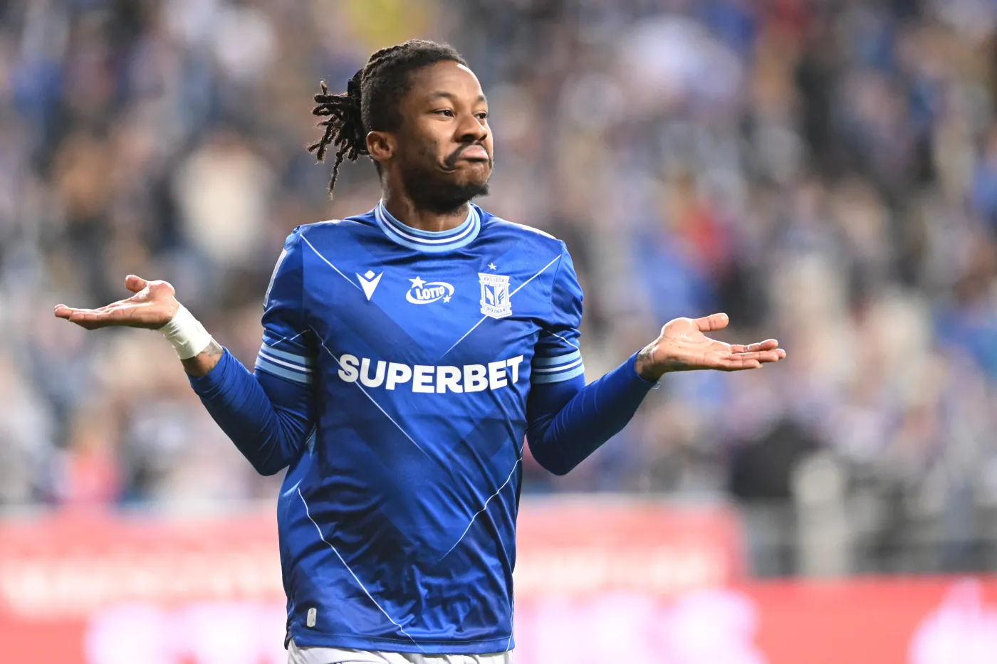 Piłkarz Lecha Poznań Adriel Ba Loua cieszy się z gola podczas meczu Ekstraklasy z Puszczą Niepołomice