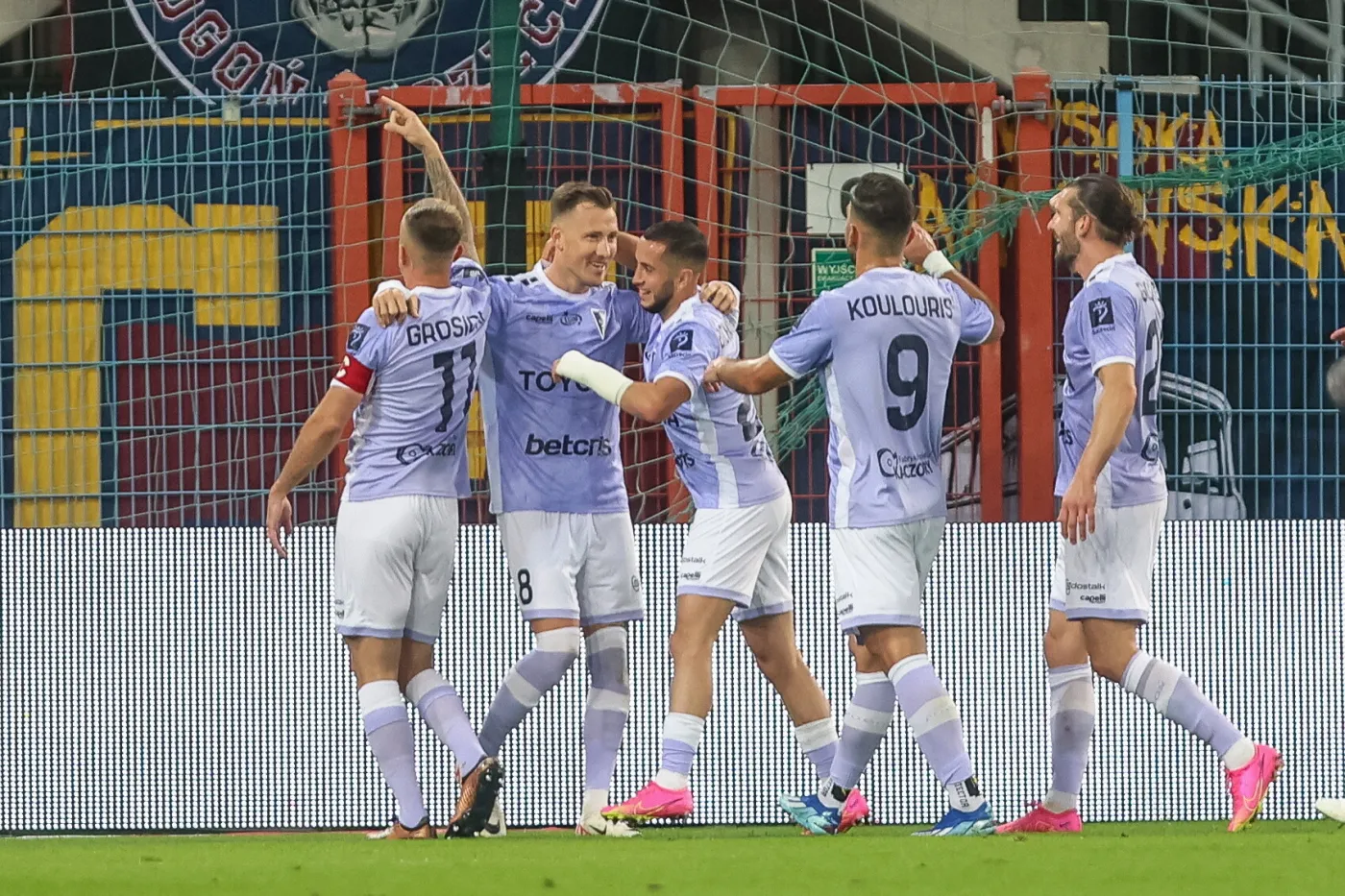 Piłkarze Pogoni Szczecin cieszą się z gola Fredrika Ulvestada (2L) podczas meczu Ekstraklasy z Ruchem Chorzów