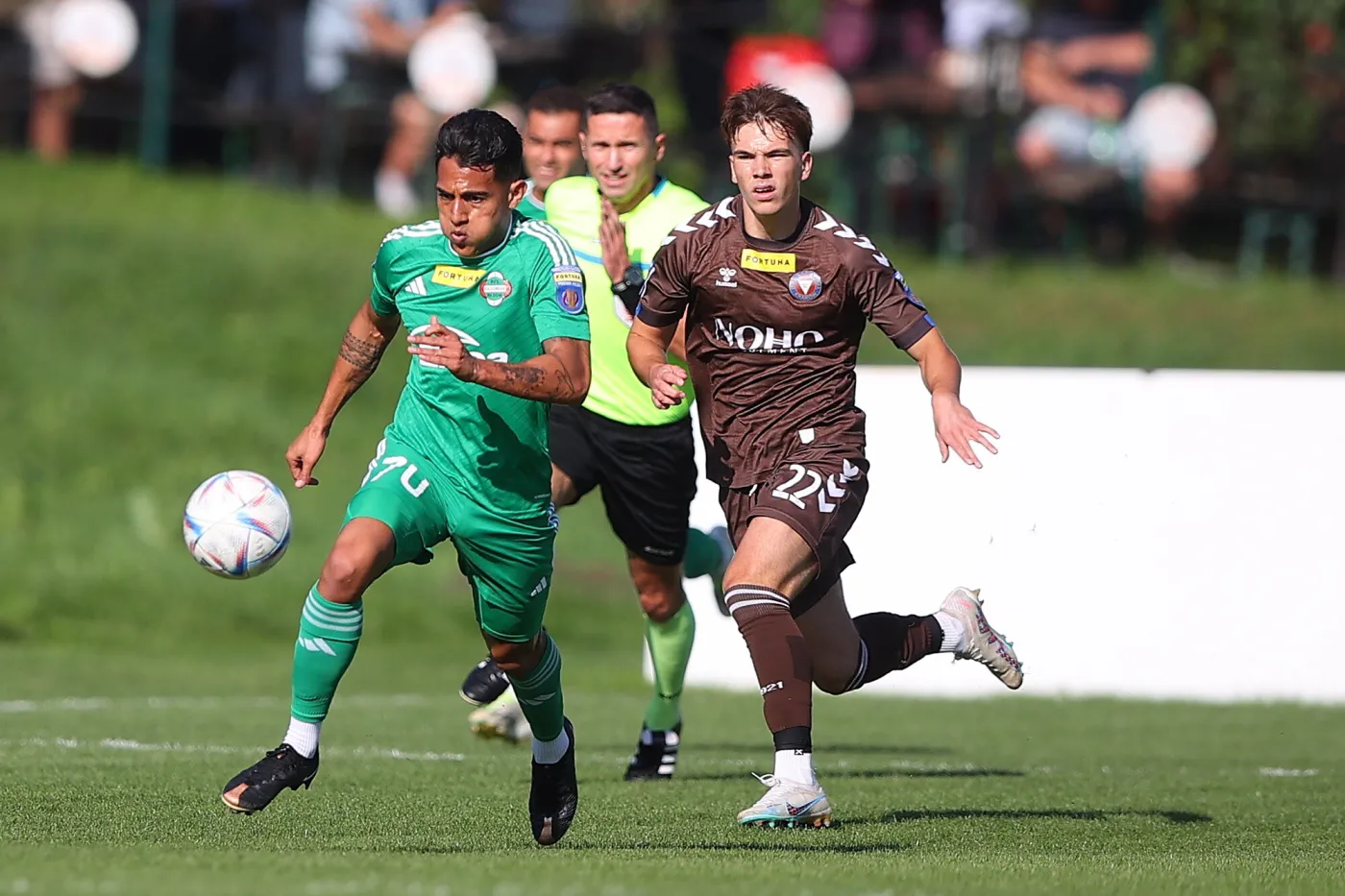 Zawodnik RKS Garbarni Kraków Feliks Grzybowski (P) i Frank Castaneda (L) z Radomiaka Radom podczas meczu 1. rundy piłkarskiego Pucharu Polski