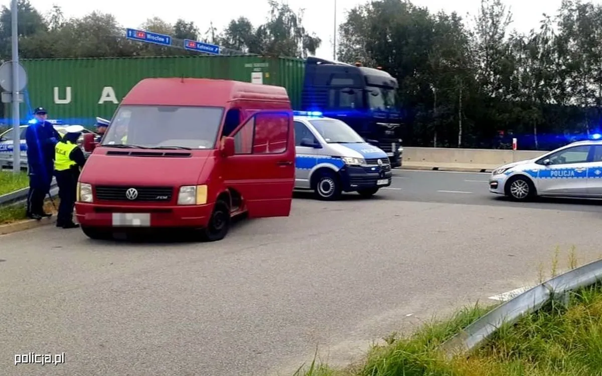 Wiózł busem nielegalnych imigrantów. Zdradził go jeden szczegół