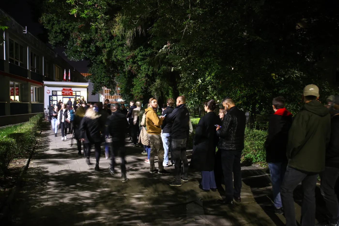 Kolejka osób oczekujących na oddanie głosu