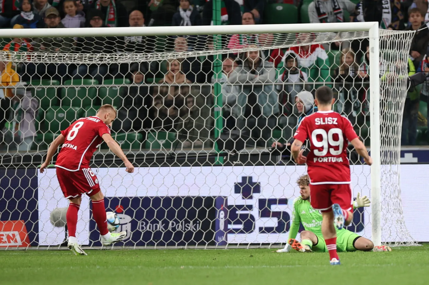 Piłkarz Legii Warszawa Rafał Augustyniak (L) strzela gola samobójczego podczas meczu Ekstraklasy z Rakowem Częstochowa