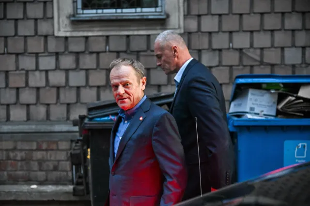 "Sceny jak z filmu Psy". Tusk: Kaczyński, co wy tam palicie? Przecież kopie są już u nas