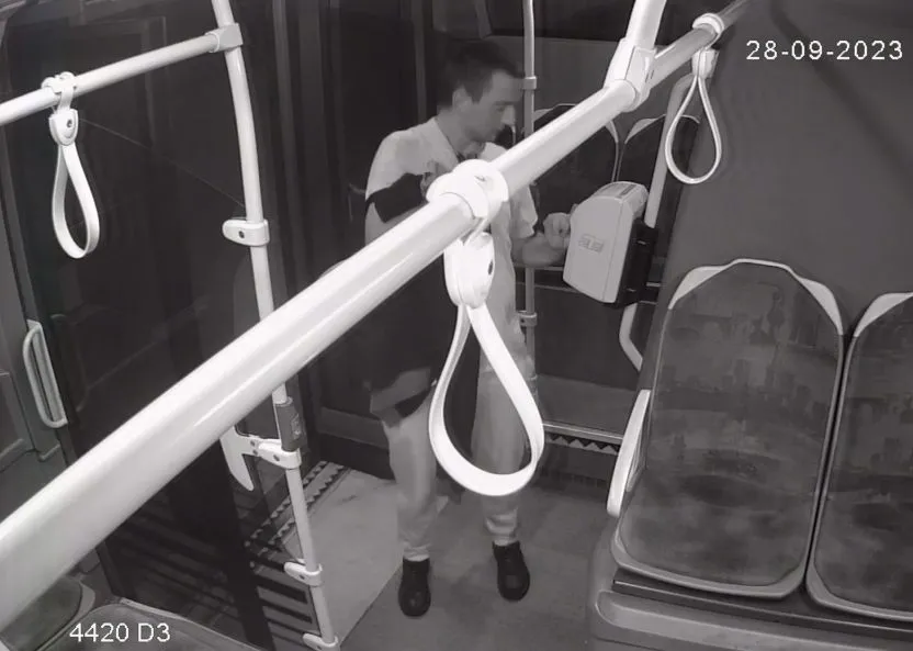 Zaatakował przypadkową osobę i uciekł. Policja szuka mężczyzny ze zdjęcia