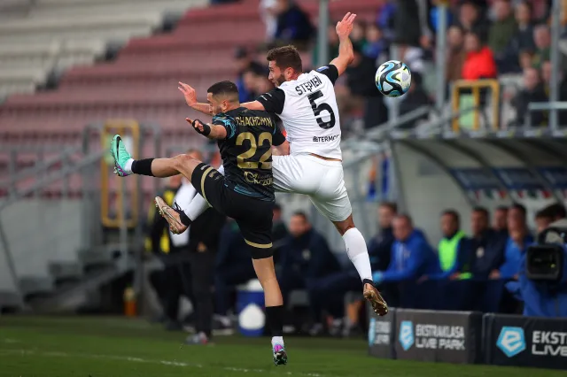 Koszmarny błąd Sołowieja. Pogoń w "10" ograła Puszczę [WIDEO]