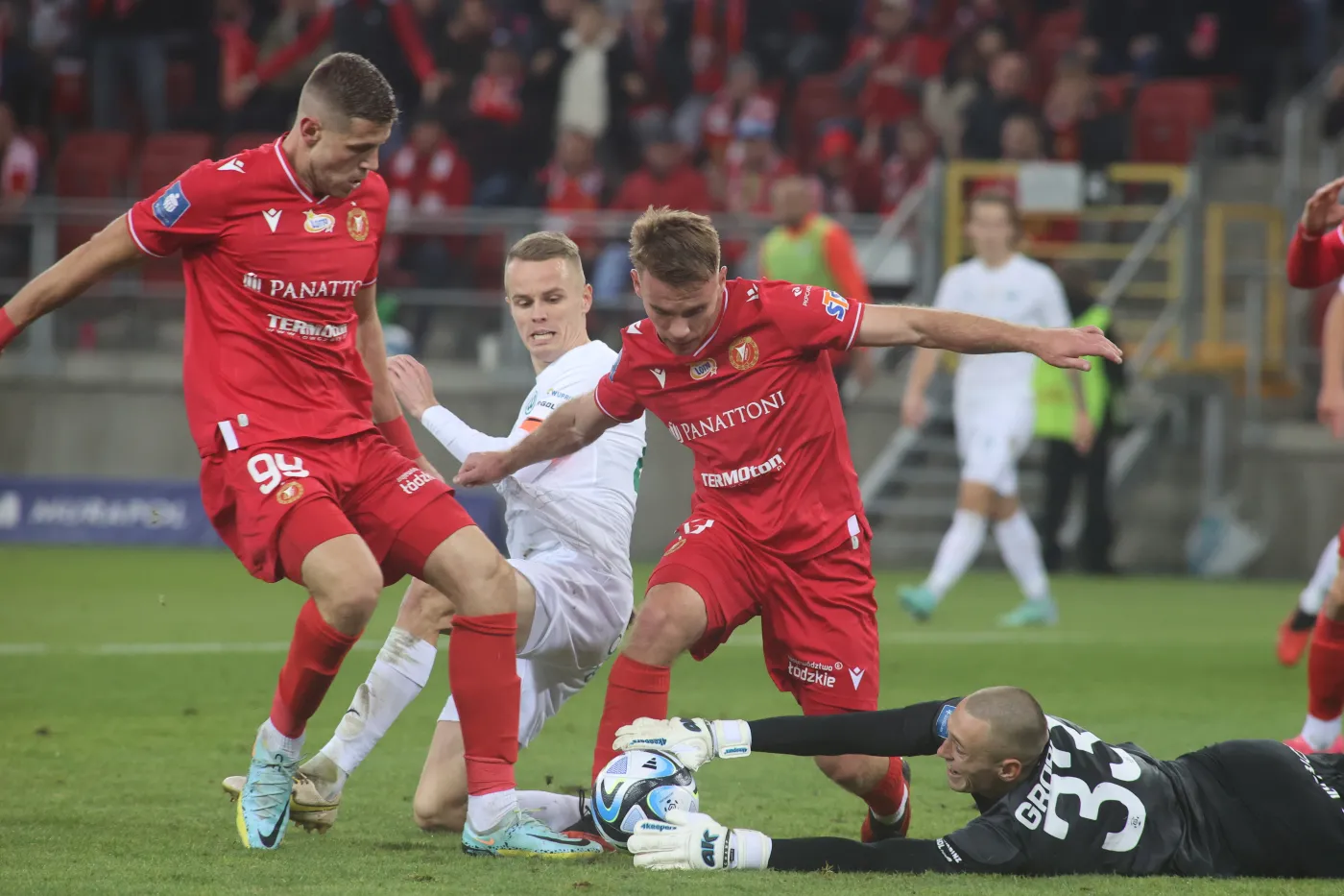 Zawodnicy Widzewa Łódź Imad Rondic (L) i Ernest Terpiłowski (2P) oraz Dawid Szymonowicz (2L) i Jędrzej Grobelny (P) z Warty Poznań podczas meczu 14. kolejki piłkarskiej Ekstraklasy