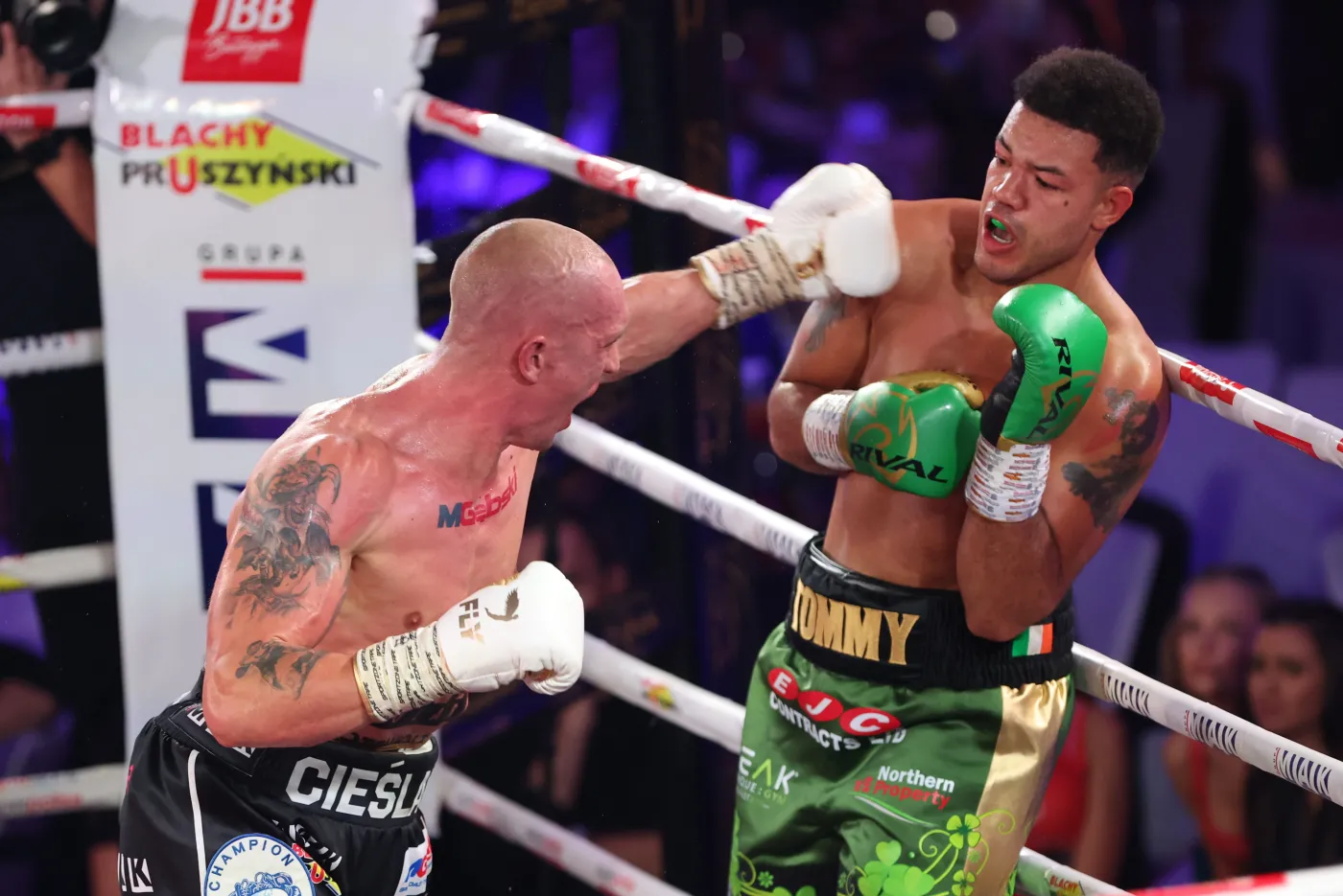 Pięściarze wagi junior ciężkiej Polak Michał Cieślak (L) i Irlandczyk Tommy McCarthy (P) w walce wieczoru na gali "Nosalowy Dwór Knockout Boxing Night 31"