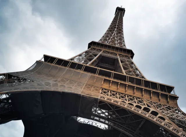 30 pustych wózków pod wieżą Eiffla. Wzruszająca akcja w Paryżu