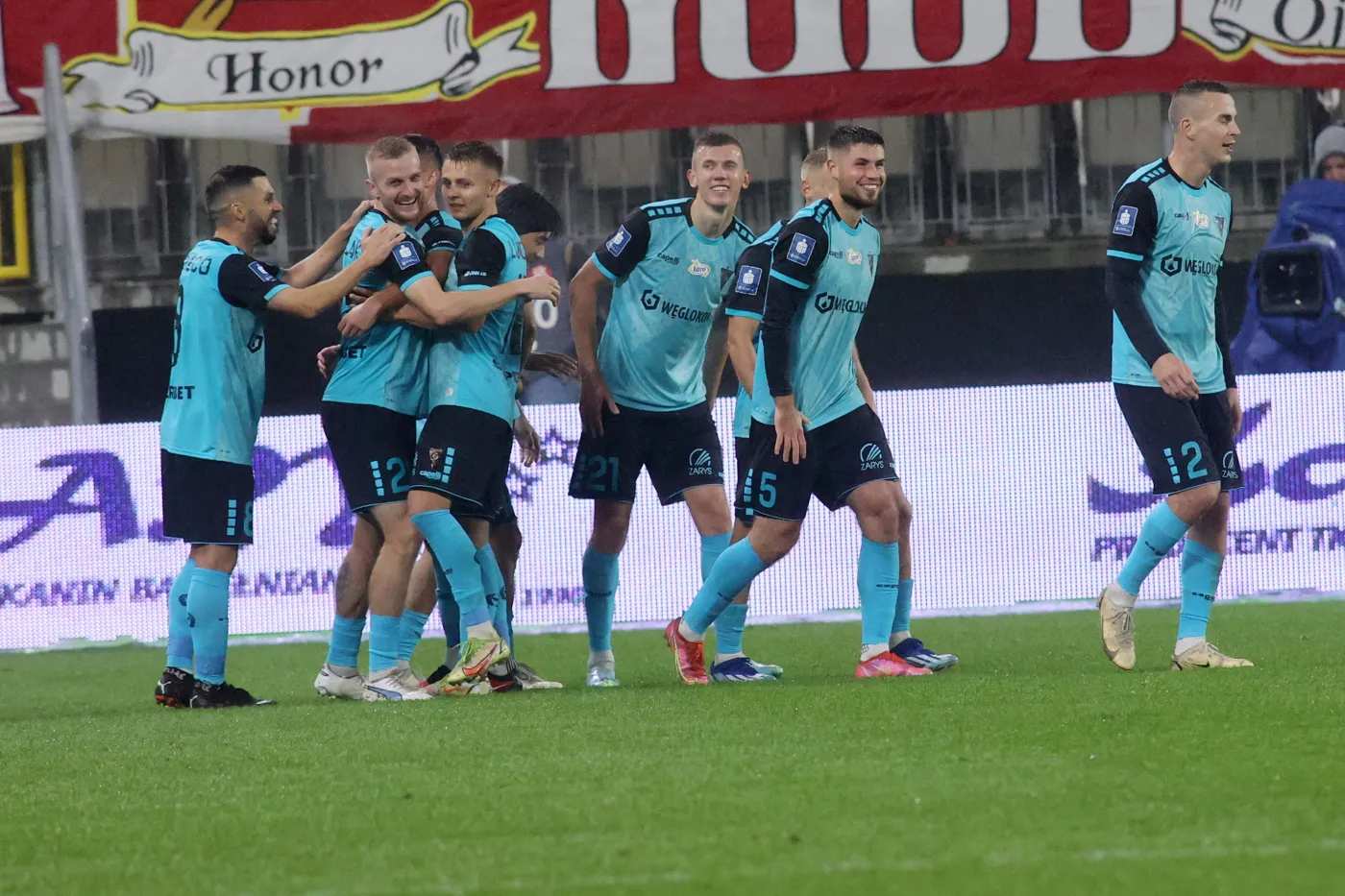 Radość zawodników Górnika Zabrze po strzelonej bramce podczas meczu 13. kolejki piłkarskiej Ekstraklasy z ŁKS Łódź