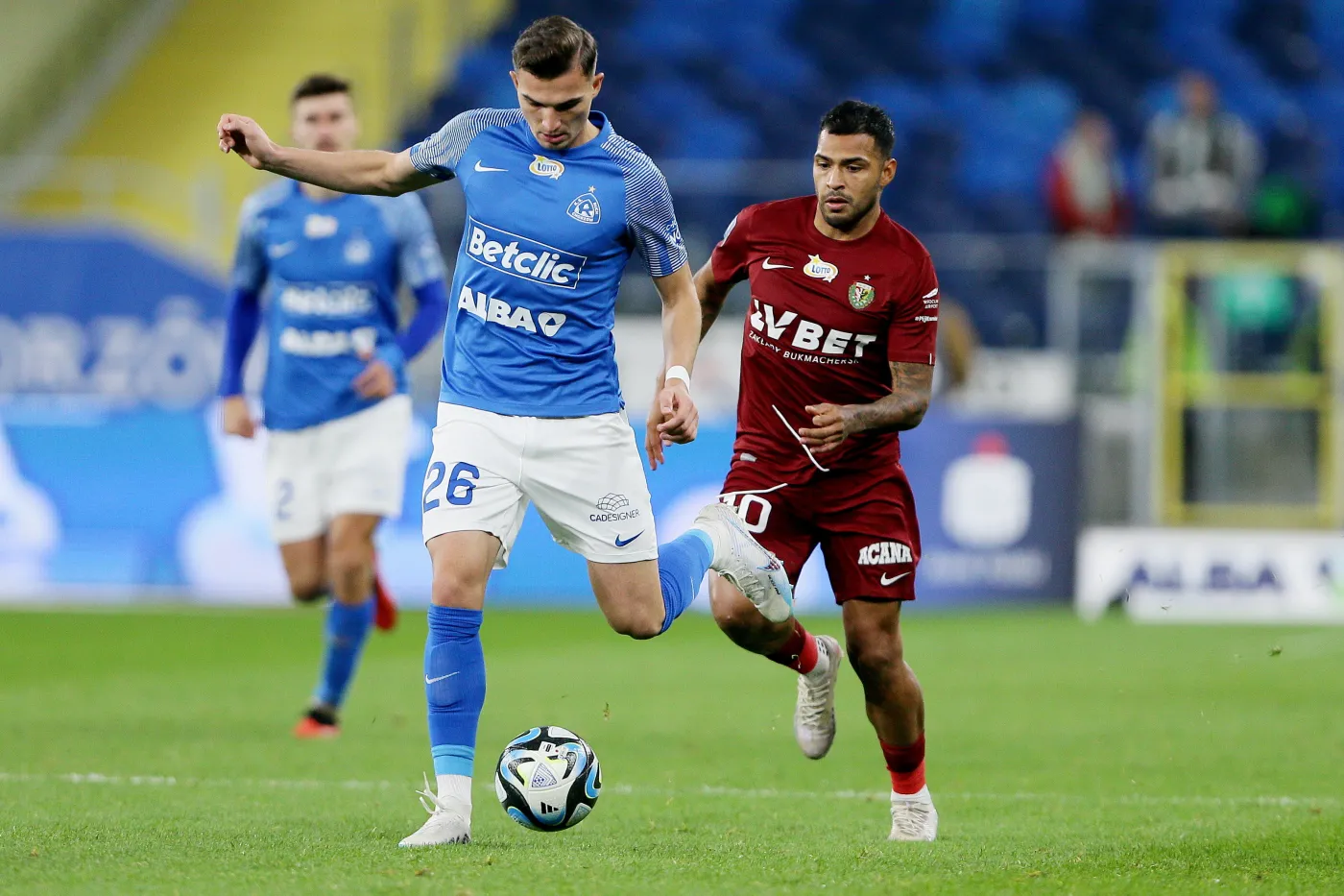 Zawodnik Ruchu Chorzów Kacper Michalski (C) i Matias Nahuel Leiva (P) ze Śląska Wrocław podczas meczu 13. kolejki piłkarskiej Ekstraklasy