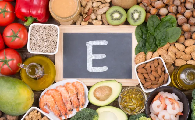 "Witamina młodości" opóźnia starzenie. Jak rozpoznać brak witaminy E? I jak mu zaradzić?