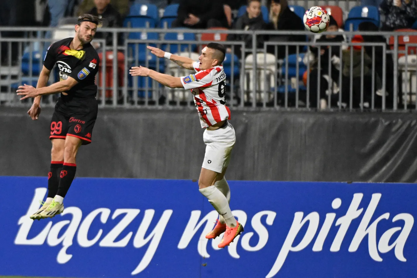 Zawodnik Resovii Rzeszów Volodymyr Zastavnyi (P) i Kristoffer Hanse (L) z Jagiellonii Białystok podczas meczu 1/16 finału piłkarskiego Pucharu Polski