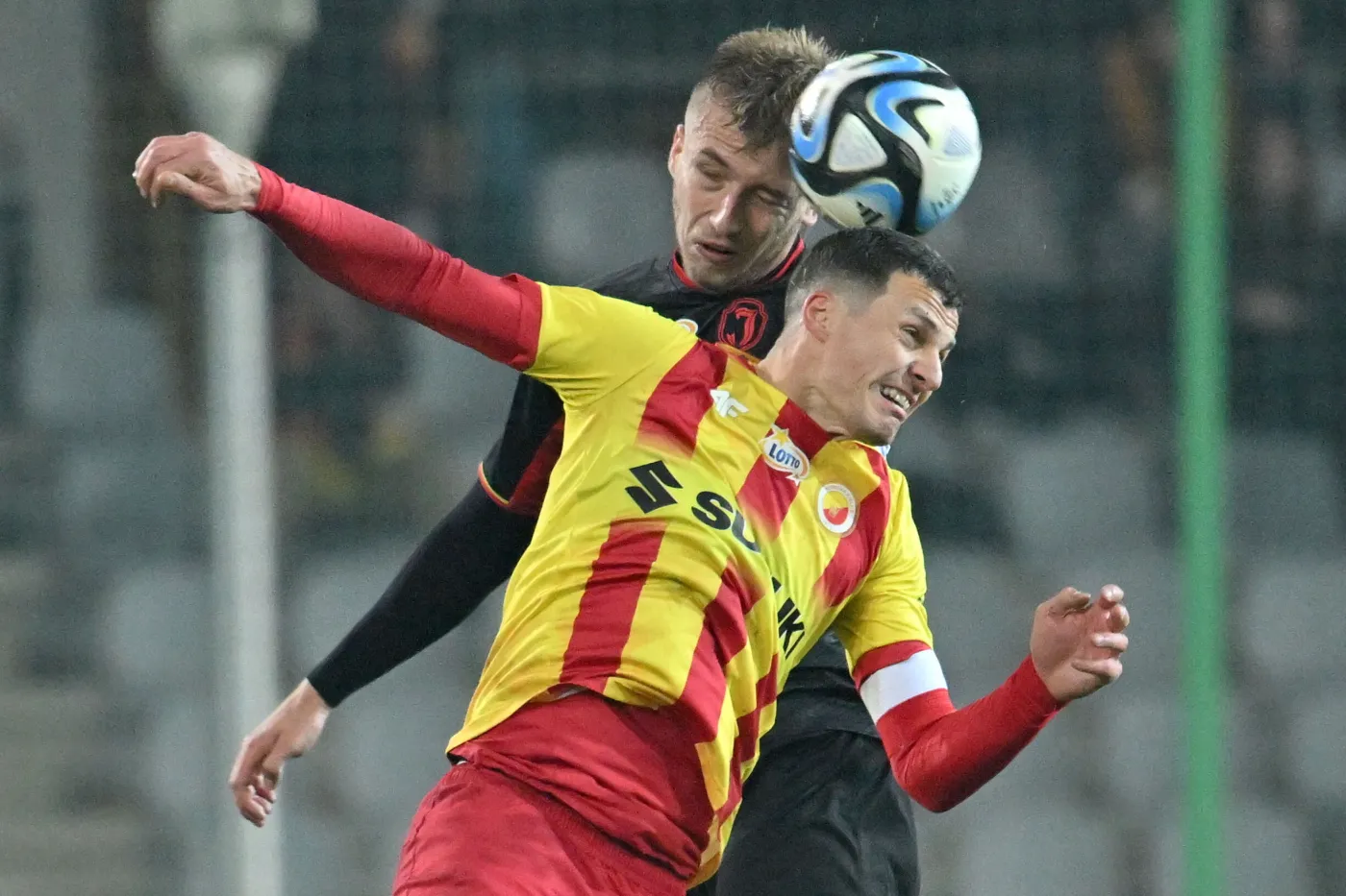 Piłkarz Korony Kielce Jewgienij Szykawka (przód) i Mateusz Skrzypczak (tył) z Jagiellonii Białystok podczas meczu Ekstraklasy