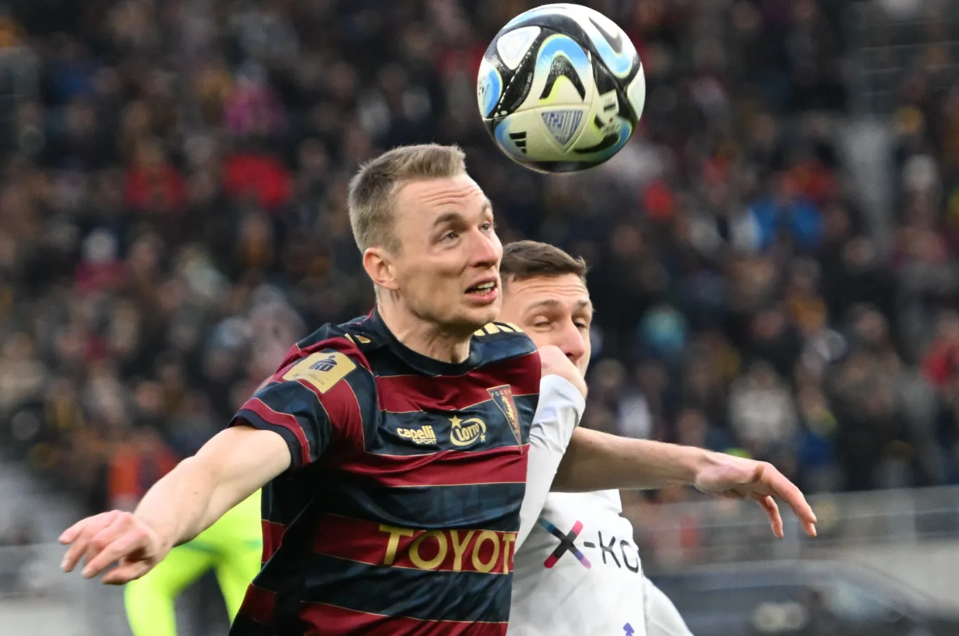 Piłkarz Pogoni Szczecin Mariusz Malec  (przód) i Fabian Piasecki (tył) z Rakowa Częstochowa podczas meczu Ekstraklasy