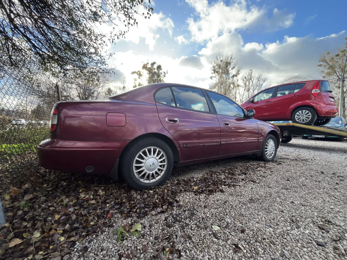 Oto jeden z najtańszych komisów w Warszawie. Witajcie w królestwie rdzy i szpachli