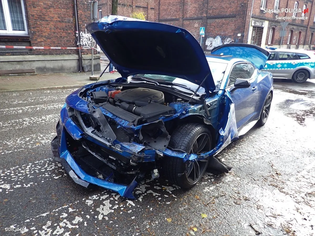Wjechał Camaro w karetkę. Był nie tylko pijany, ale też poszukiwany