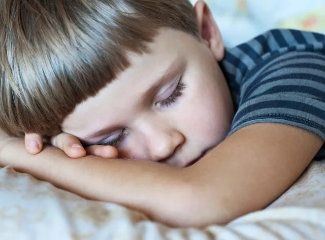 Jak pomóc dziecku usnąć? Drzemka dziecka w 5 krokach. Ekspertka radzi
