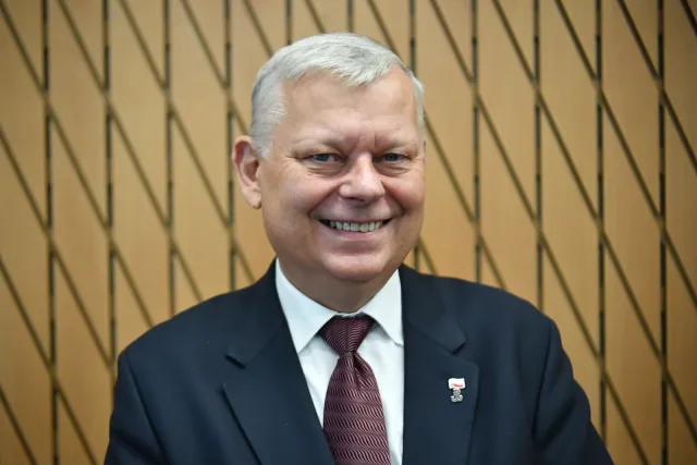 Suski poprze projekt w sprawie in  vitro? "Zastanawiam się..."