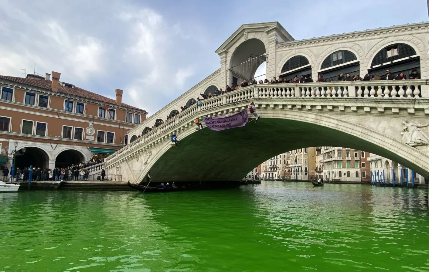 Zielona woda w Grande Canal, Padzie, Reno, Tybrze... To nie żart, to odpowiedź na szczyt COP28