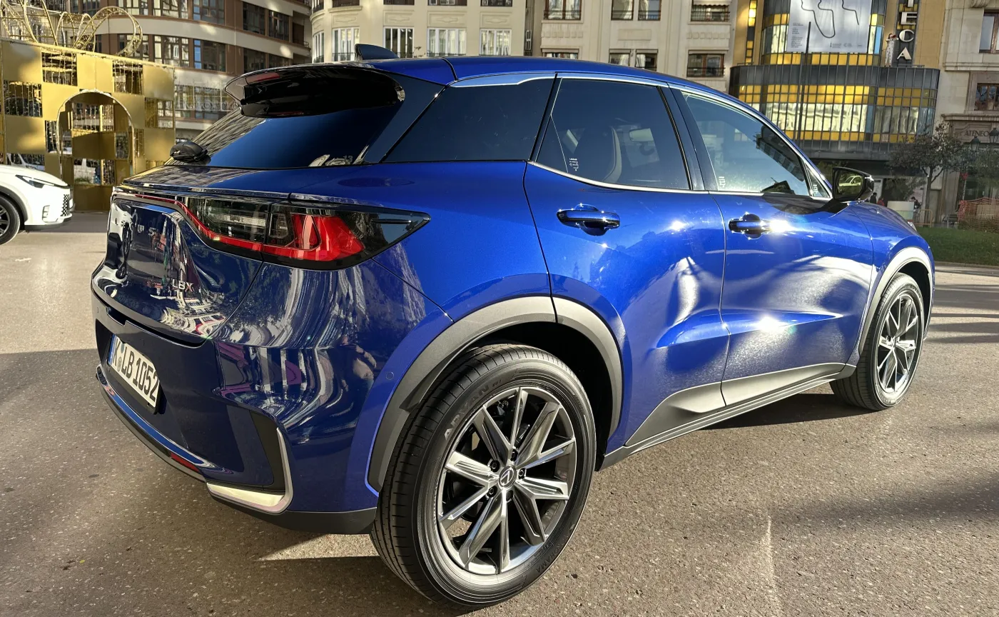 lexus-lbx-38028380.jpg