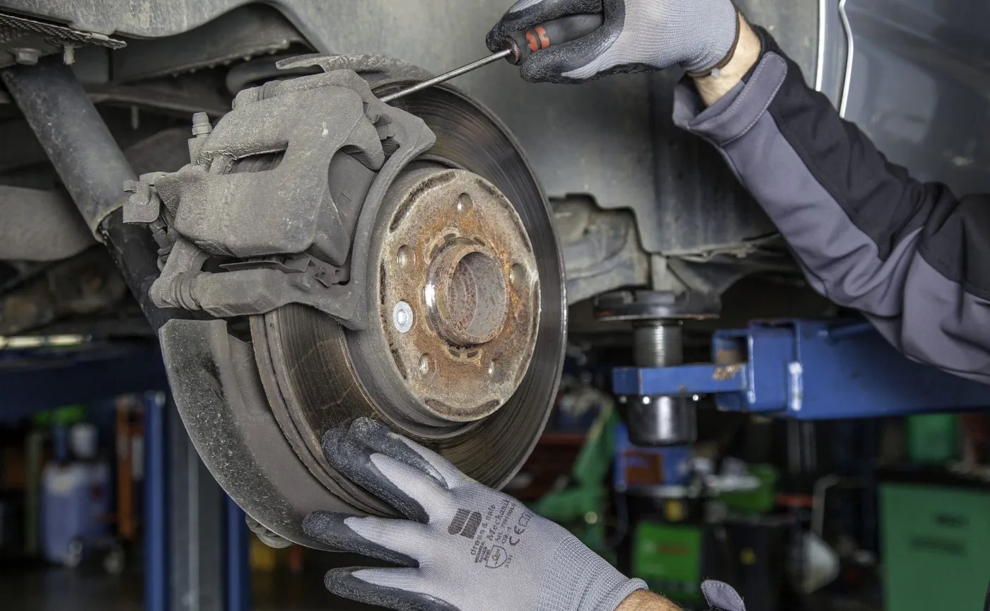 Koronawirus i zepsuty samochód. Mechanicy oblegani w czasie epidemii?