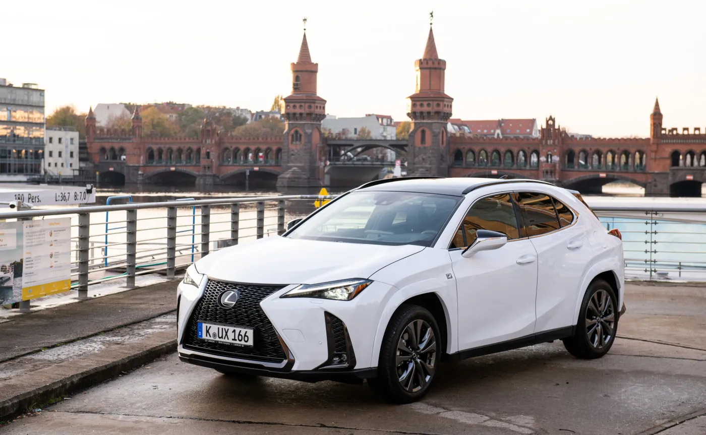 lexus-ux-37969497.jpg