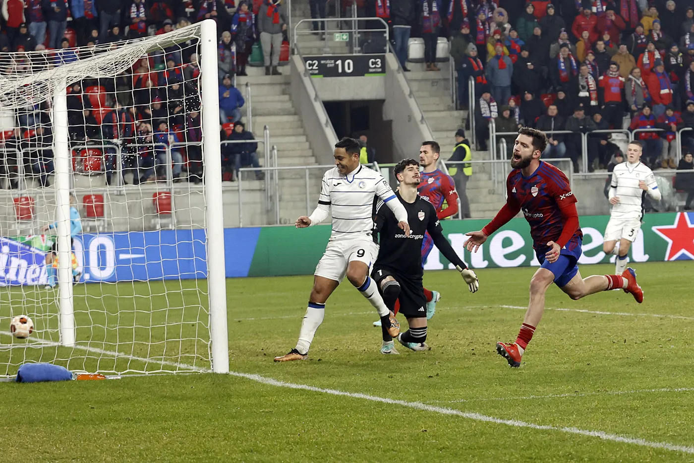 Raków z hukiem wyleciał z europejskich pucharów. 0:4 na do widzenia [WIDEO]