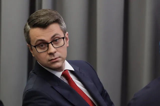 Rzecznik rządu rozsierdzony grafiką PO o 800 plus. "Tak, to konkrety, ale w wykonaniu PiS"