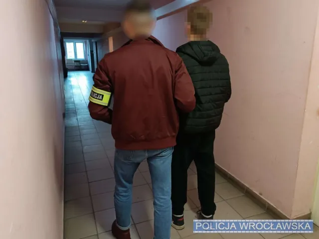 Nastolatkowie podpalili flagę Izraela i zniszczyli chanukowy świecznik