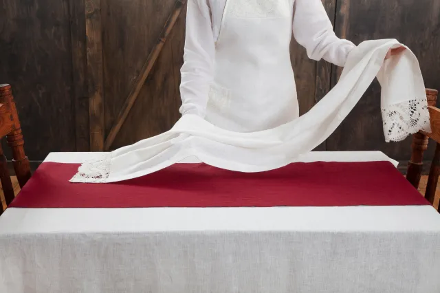 Jak usunąć plamy z lnianej serwety, obrusa czy ubrań? Poznaj tajniki czyszczenia lnu