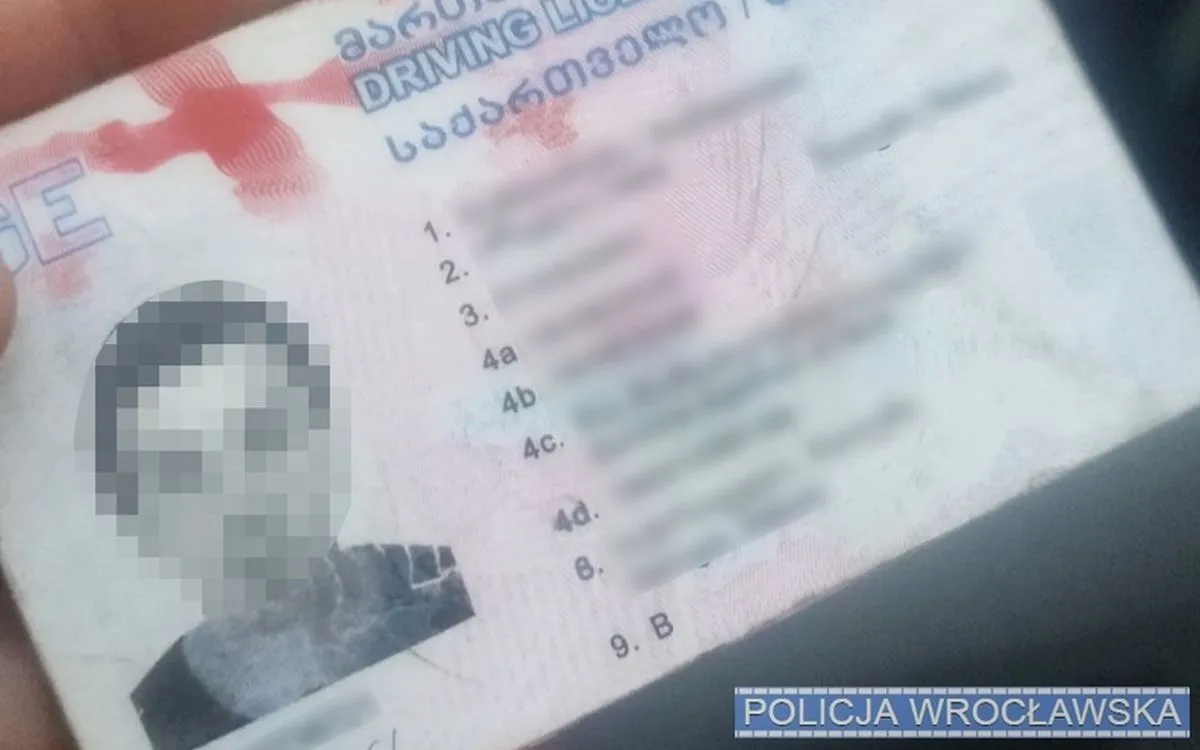 22-letni obcokrajowiec jechał bez pasów. Był pod wpływem narkotyków i okazał fałszywy dokument [NAGRANIE]