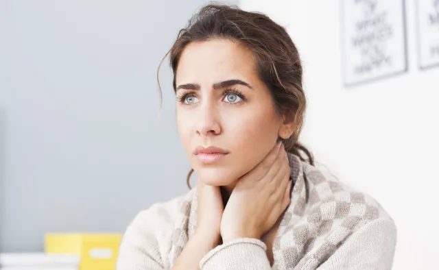 Brytyjska mutacja wirusa: Częściej ból gardła, nie zawsze utrata węchu i smaku