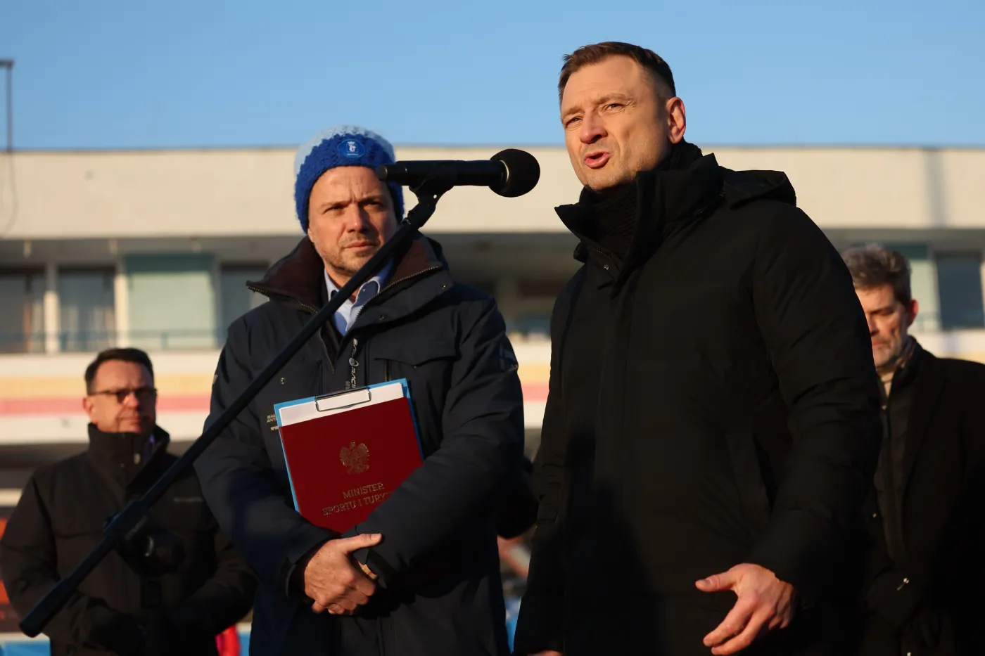 Minister sportu cofnął dotacje dla piłki nożnej. Nitras "inwestuje" w tor łyżwiarski w Warszawie