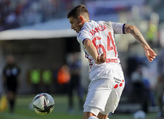 Piłkarz Górnika dostał koszulkę od sędziego, którego nazwał... frajerem [FOTO]