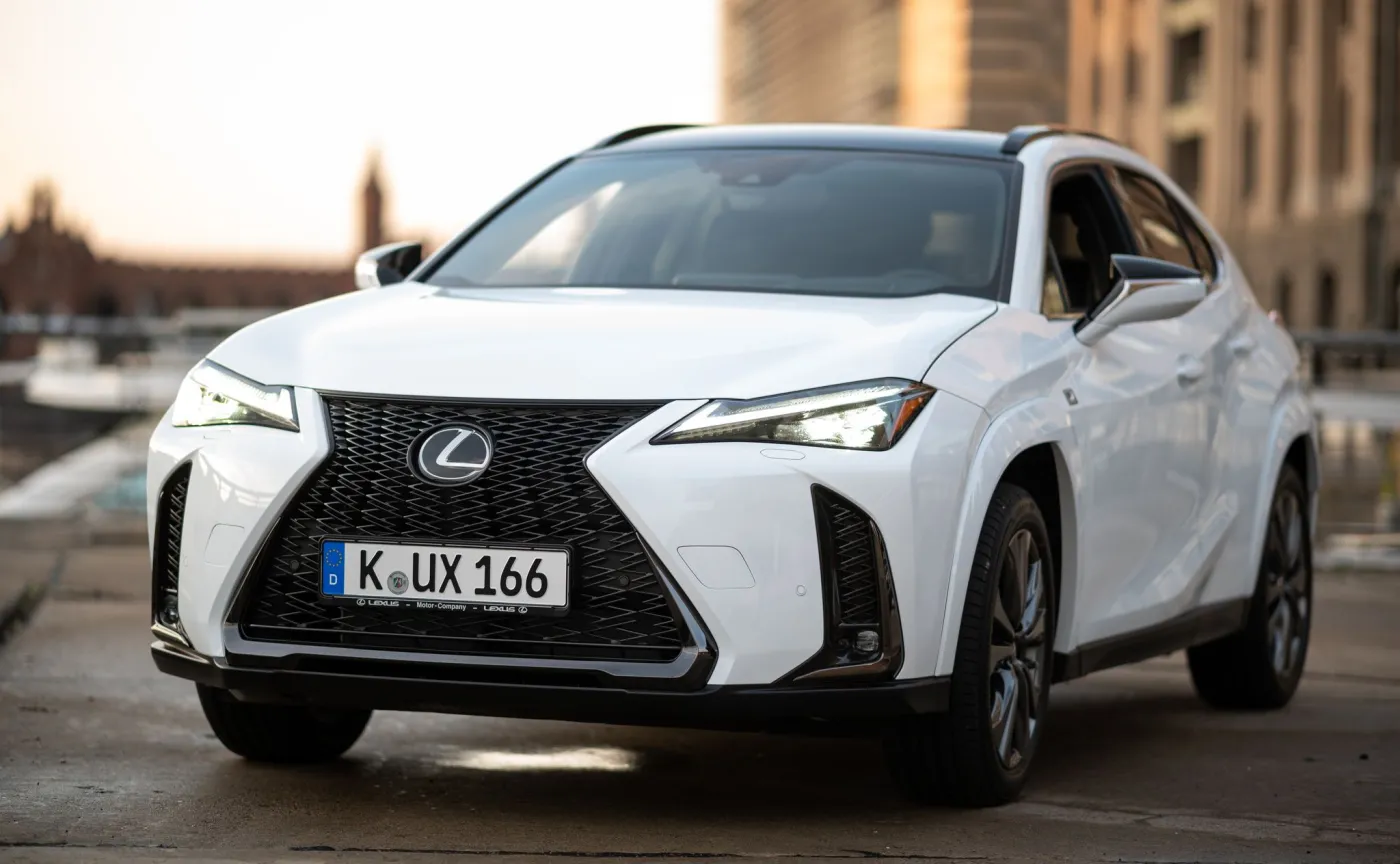 lexus-ux-37969462.jpg