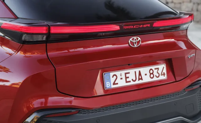Nowa Toyota na rynku. Hybryda 1.8 czy 2.0? Teraz cena robi różnicę