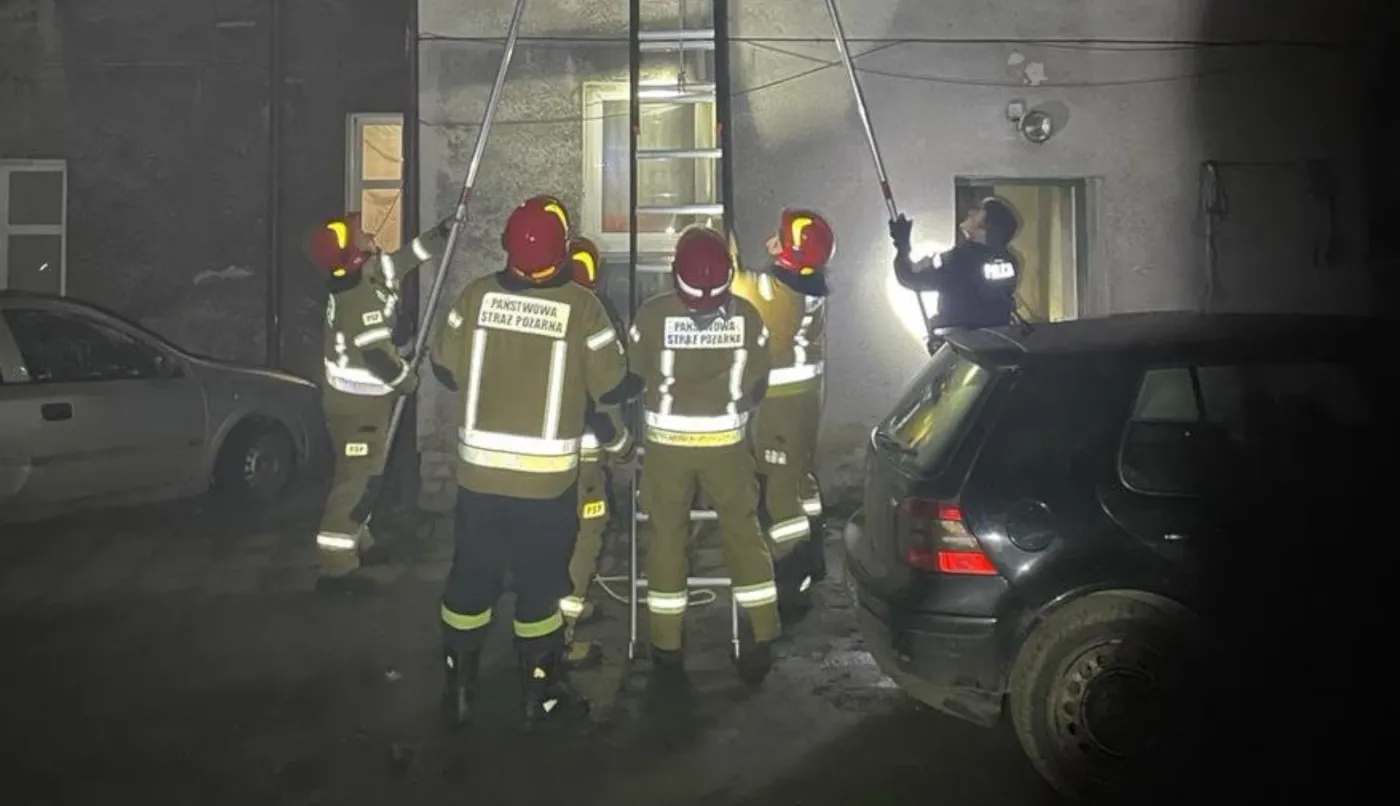 Pożar w Tarnowskich Górach. Z płomieni ewakuowano kilkanaście osób, w tym dzieci