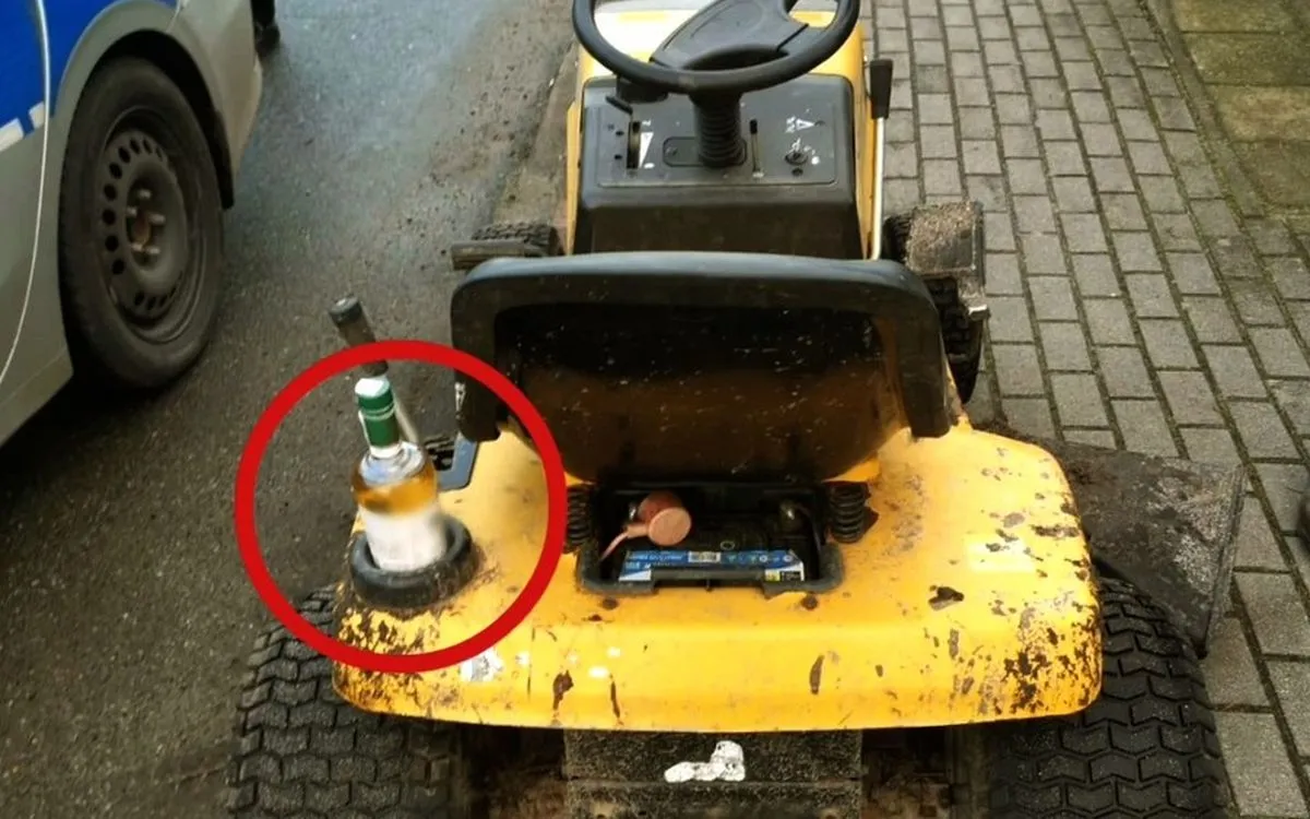 Pił wódkę, ale się skończyła. Wsiadł do ogrodowego traktorka i pojechał uzupełnić zapasy