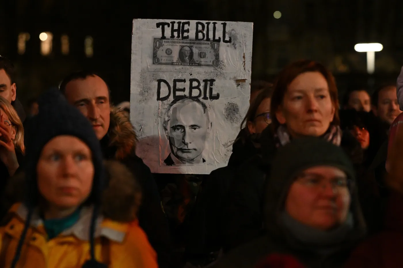 Wiec przeciwko wojnie w Ukrainie na Placu Katedralnym w Wilnie