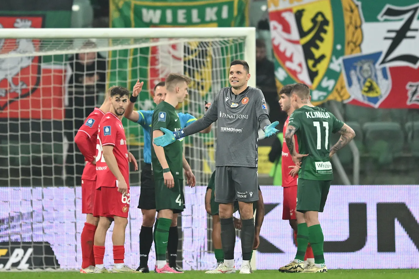 Rafał Gikiewicz (w szarym stroju)