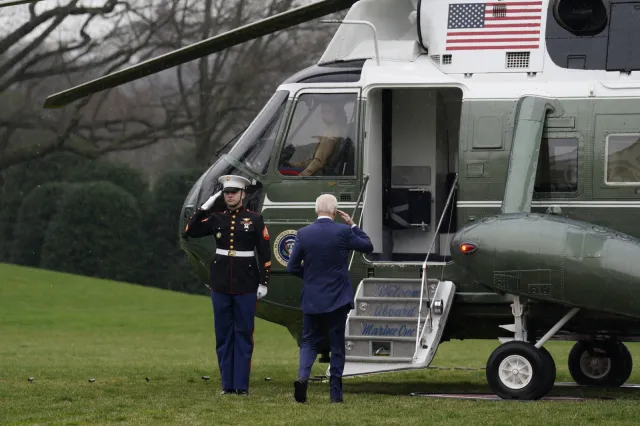 Tuż przed wylotem Biden zatrzymał się obok dziennikarzy. "Idę do szpitala"