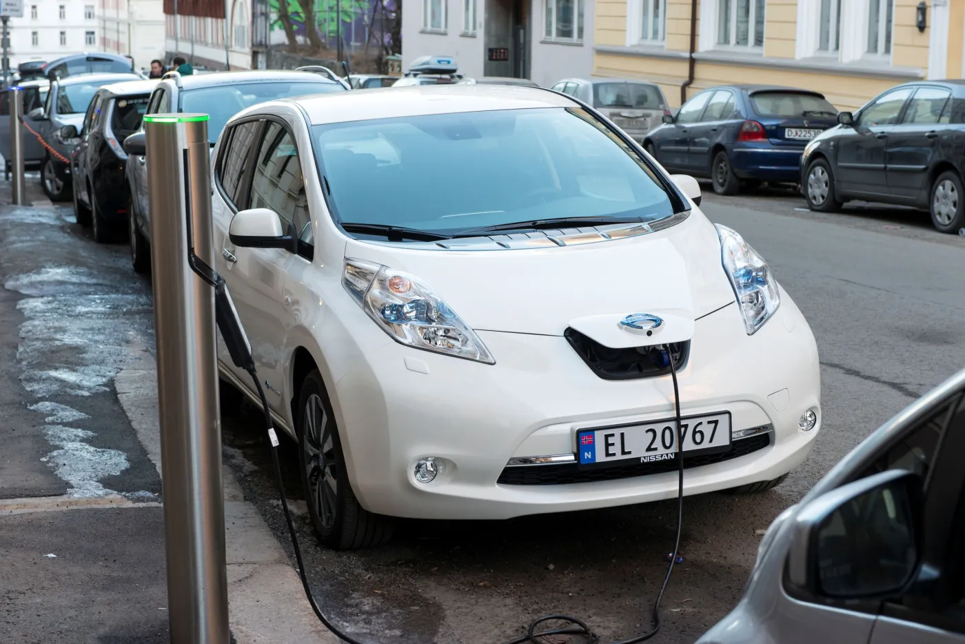 7700433-nissan-leaf.jpg