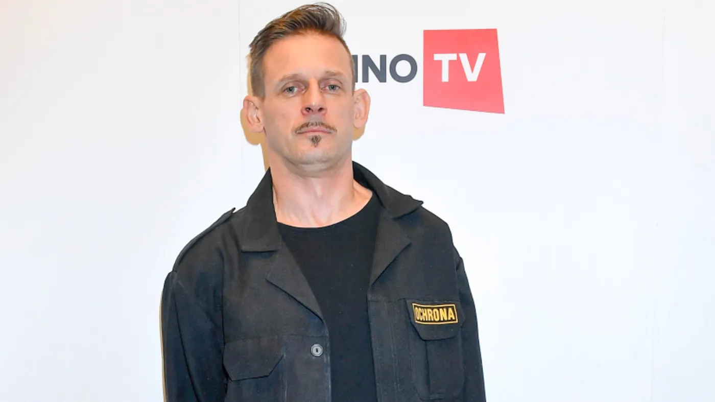 Michał Wójcik z Ani Mru Mru wspomina zmarłą partnerkę i mówi o nowej miłości. "Pilnuje mnie"