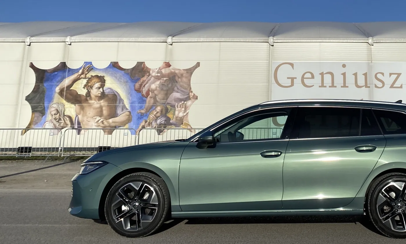 Nowy Volkswagen Passat kontra Skoda Superb. Oto różnice. Test WIDEO