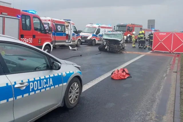 Cztery auta skasowane, nie żyje jedna osoba. Tragiczny wypadek w Słabomierzu