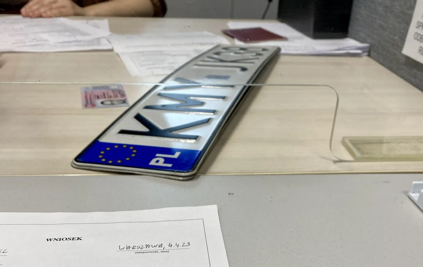 Przerejestrowanie samochodu bez zmiany tablic. Nie zapomnij o tym, bo urzędnik ci odmówi!
